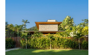 Residência MMB: sofisticação e integração com a natureza em Ubatuba