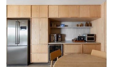 Madeira na cozinha: descubra onde usar e o que pode substituir o material