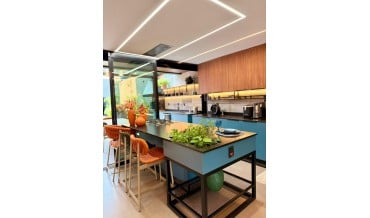 Cozinha assume protagonismo na arquitetura contemporânea e se consolida como centro simbólico, social e estratégico da casa brasileira