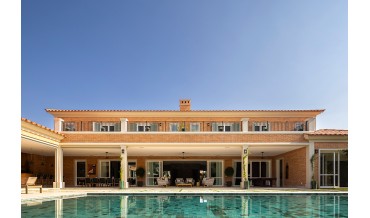 Casa toscana contemporânea reforça a parceria de longa data entre arquiteto e clientes