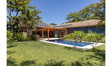 Entre a natureza e a arquitetura: A integração perfeita da casa na Barra do Sahy