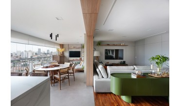 Reforma de apartamento explora dimensões generosas da varanda e agrega soluções como a inserção de um passa-prato na cozinha