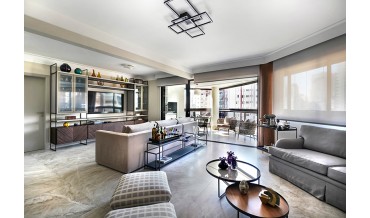 Reforma de apartamento para casal da terceira idade valoriza a história de vida dos moradores ao acolher as memórias afetivas no décor